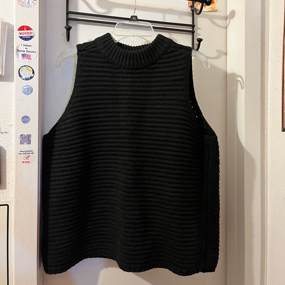 Express x NM-size XL- bk chunky knit sleeveless top. Unworn.
